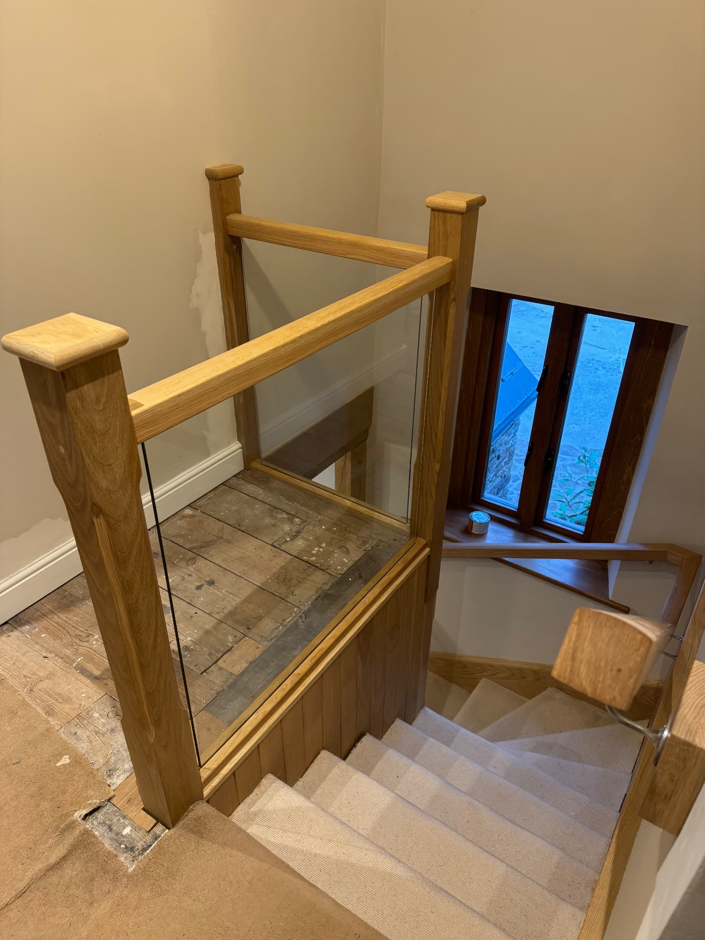 Oak and glass balustrade on a landing
