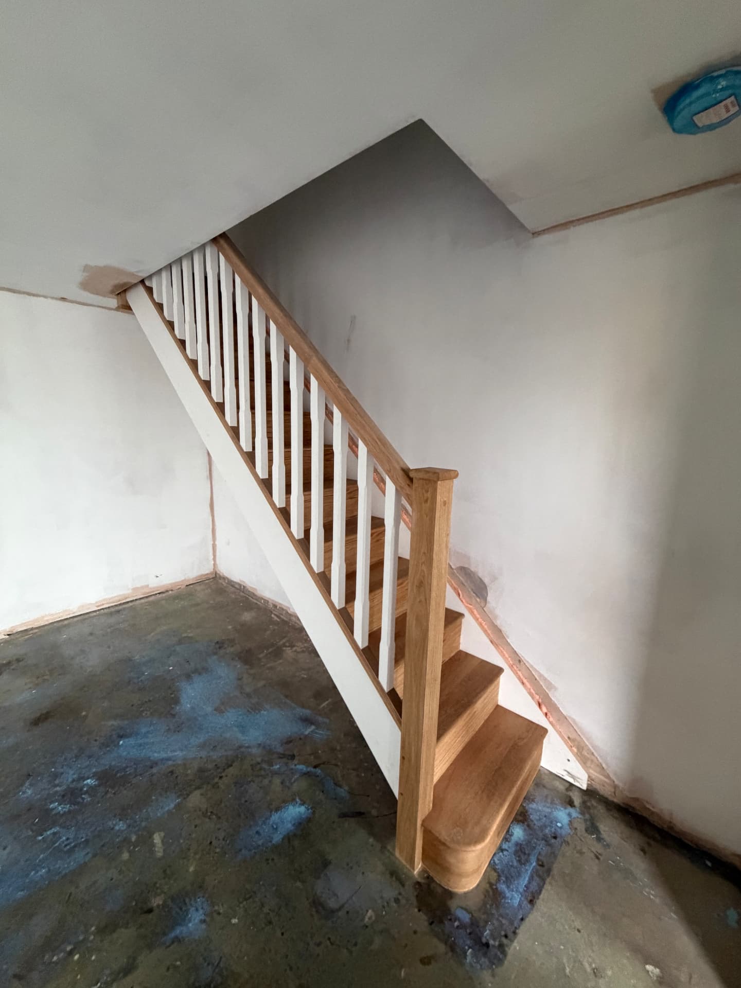 New oak staircase with painted stringer and white spindles